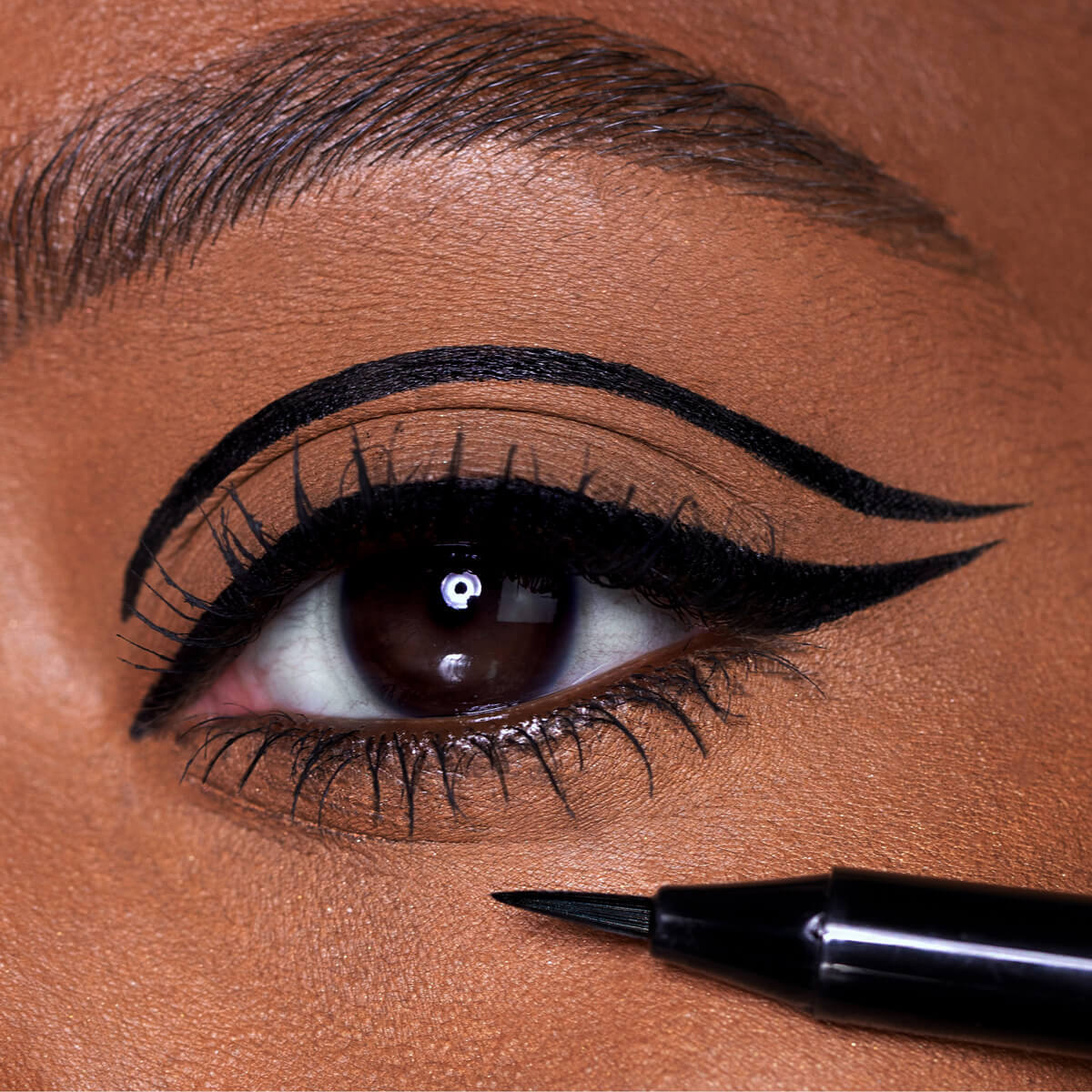 Obsidian Black – WHILE 01 Eyeliner pen